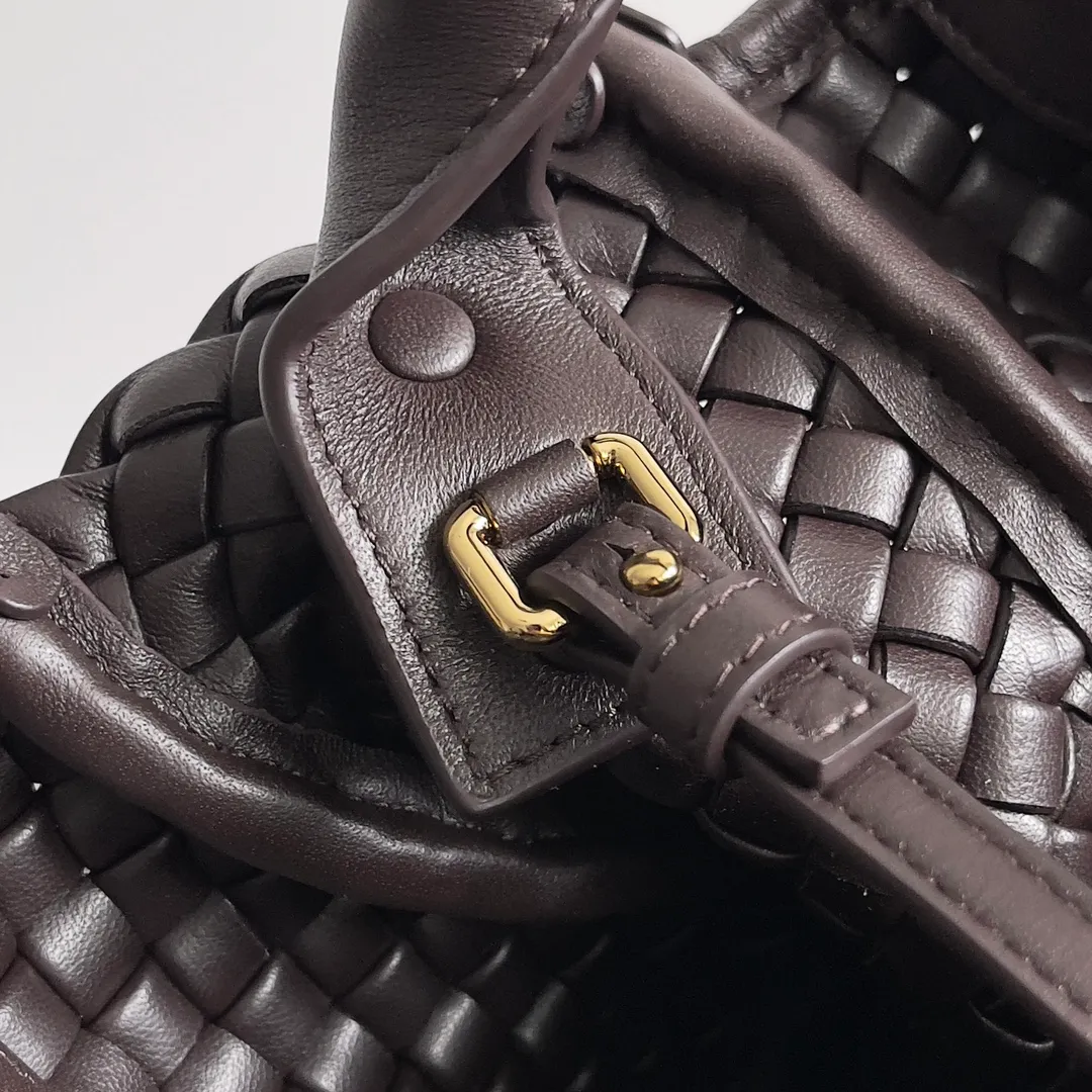 Batch 1760 BOTTEGA VENETA's new mini COBBLE bag. This season's mini Cobble series brings a new style of handbag. The body of the bag resembles the shape of a "Yuanbao", giving you good luck throughout autumn and winter! This Yuanbao bag is made of three pieces of quilted cotton and has an unlined body, showing its quiet power. The bag is carefully designed to create a three-dimensional look. The joints and edges are decorated with lambskin strips to create a sense of simplicity. The handbag is not lined, so you can directly appreciate the consistent lambskin on the outside and inside. It is beautiful both inside and outside. The top handle of this handbag is made of leather-wrapped rope and is quite sturdy. The detachable shoulder strap is secured by a leather buckle inside the bag. Can be carried by hand, carried on the shoulder or cross-body, very easy to match! Style number: 805739 Size: 23*11*8cm